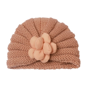 Detailansicht der rosa-braunen Baby-Turban-Strickmütze mit großer Stoffblume in der Mitte