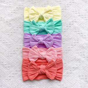 Détail de lot de 5 bandeaux bébé en nylon côtelé souple avec grands nœuds aux tons pastel