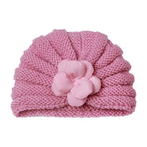 Detail der rosa gerippten Baby-Turbanmütze mit 3D-Blume für winterliche Wärme