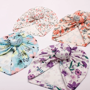 Detailansicht von vier geblümten Baby-Turbanen aus Rippstrick im Donut-Design