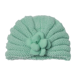 Detailansicht der minzgrünen Baby-Strickmütze mit großer dekorativer 3D-Stoffblume