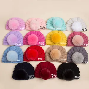 Présentation à plat de bonnets en maille pour bébés avec pompons en fourrure en 15 couleurs