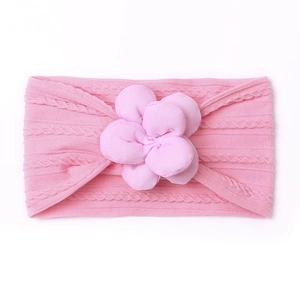 Bandeau bébé en nylon rose clair avec maille torsadée et décoration florale en relief