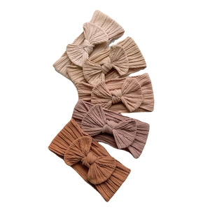 Lot de 5 bandeaux bébé en nylon souple avec nœuds papillon et texture tricotée torsadée