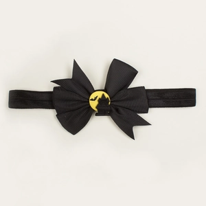 Détail du bandeau bébé Halloween avec nœud noir et bouton jaune à motif de chauve-souris
