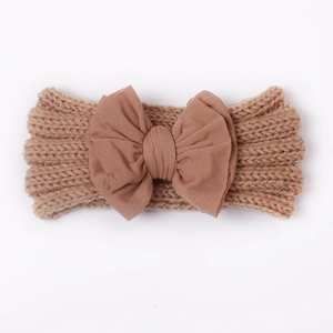 Winter Baby Nylon Stirnband in warmem Hellbraun mit einer großen Strickschleife