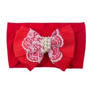 Détail du bandeau bébé rouge avec nœud en satin, dentelle blanche et perles