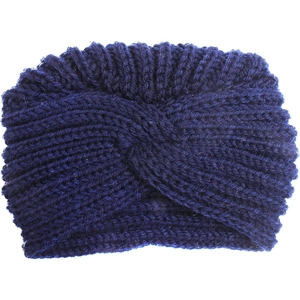 Dettaglio del berretto in maglia blu scuro con trama a treccia spessa per neonati