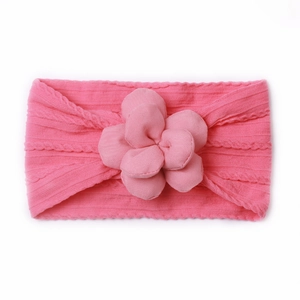 Bandeau bébé rose avec grande fleur en tissu et maille torsadée douce en nylon