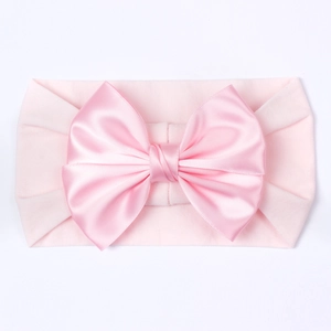 Zachte elastische nylon baby hoofdband met een grote glanzende roze satijnen strik