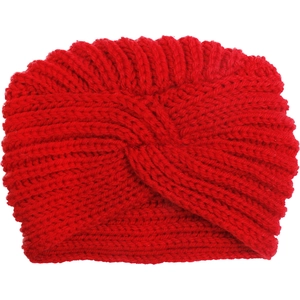 Dettaglio del berretto in maglia rossa per neonati con nodo elegante e trama soffice