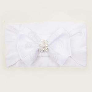 Détail du bandeau bébé blanc avec nœud en dentelle multicouche et accents de perles