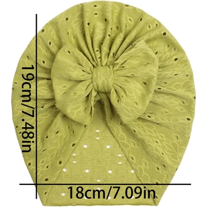 Détails de taille du turban bébé vert clair avec nœud, mesurant 19 cm de haut et 18 cm de large