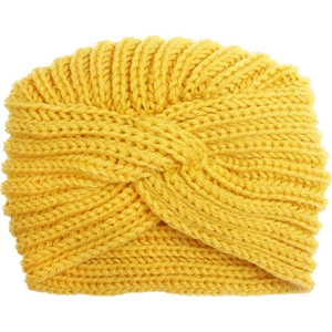 Dettaglio del turbante in maglia giallo senape per neonati con trama a coste e nodo