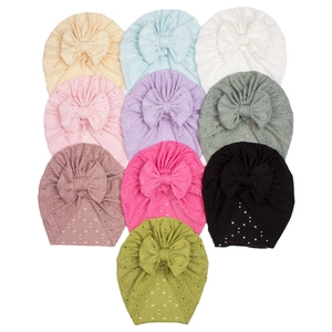 Bonnets turban pour bébé en dix couleurs avec texture résille et grands nœuds