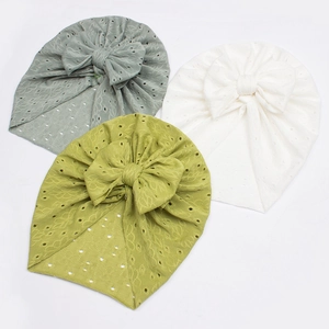 Bonnets turban pour bébé avec grands nœuds en bleu, vert olive et blanc cassé