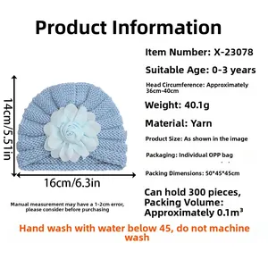 Détails de taille du bonnet turban en tricot bleu clair avec grande fleur en tissu