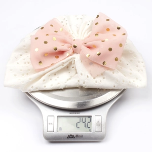 Baby-Turbanmütze aus weißem Eyelet-Stoff mit rosa Goldfolien-Schleife wiegt nur 24,2g