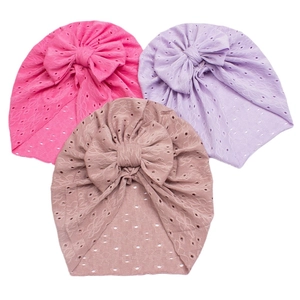Lot de trois bonnets pour bébé en maille filet avec grands nœuds en rose, violet et latte