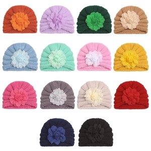 Bonnets en tricot pour bébé avec grandes fleurs en tissu en 14 couleurs assorties