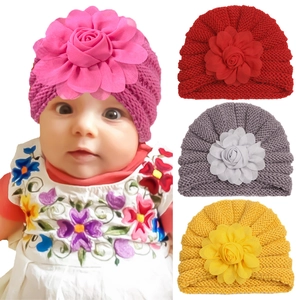 Bonnet turban tricoté pour bébé avec grandes fleurs superposées en rose, rouge et gris