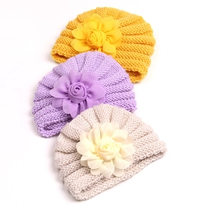 Lot de trois bonnets turban tricotés pour bébé avec grandes fleurs en jaune, violet et beige