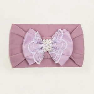 Détail du bandeau lavande pour bébé avec double nœud, dentelle blanche et perles