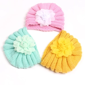 Détails des bonnets tricotés pour bébé en rose, menthe et jaune avec grandes fleurs