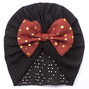 Baby Turban-Hut mit schwarzem Lochmuster und roter Schleife mit Goldfolienpunkten