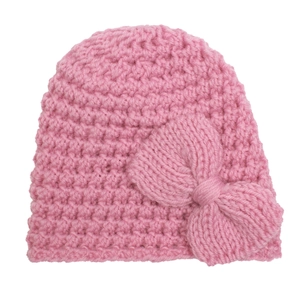 Détail du bonnet en tricot rose pour bébé avec un grand nœud assorti sur fond blanc