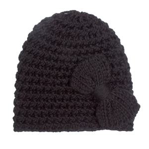 Détail du bonnet en maille noire pour bébé avec grand nœud et texture côtelée