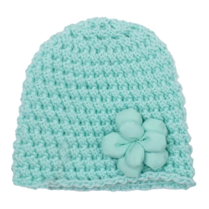 Gorro de invierno de ganchillo verde menta para bebé con detalle de flor de tela