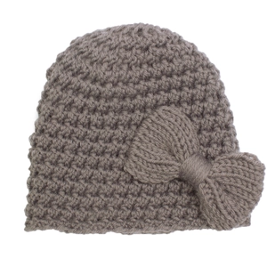 Vue détaillée du bonnet en tricot gris foncé pour bébé avec un grand nœud décoratif