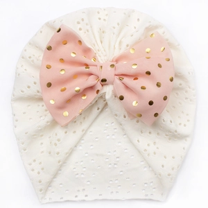 Weißes hohlgestricktes Baby-Mütze mit großer rosa Bronzier-Punkt-Schleife für Mädchen