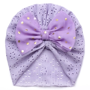 Lila Baby-Turbanmütze mit Lochmuster und großer Schleife mit goldenen Pünktchen