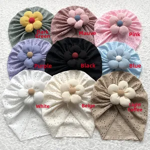 Dettaglio di turbanti per neonati in maglia traforata con fiori 3D in nove colori