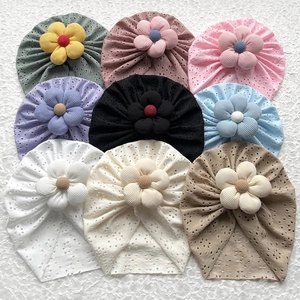 Berretti per neonati ricamati traforati con accenti floreali 3D in vari colori