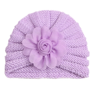Détail du bonnet en tricot pour bébé violet lavande avec une grande fleur en tissu 3D