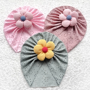 Tre cappellini per neonato traforati con grandi fiori in rosa, rosa antico e grigio