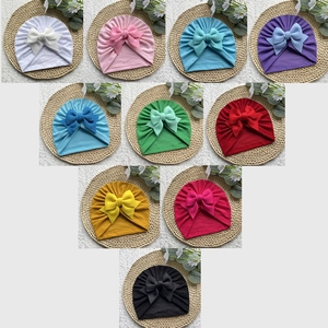 Bonnet turban doux pour bébé avec grand nœud, disponible en 10 couleurs unies assorties