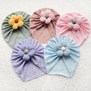 Set di cinque berretti traforati per neonati con fiori in tessuto 3D in vari colori pastello