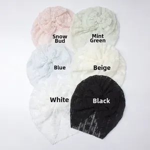 Dettaglio dei cappelli a turbante in pizzo per neonati in rosa verde menta blu beige bianco