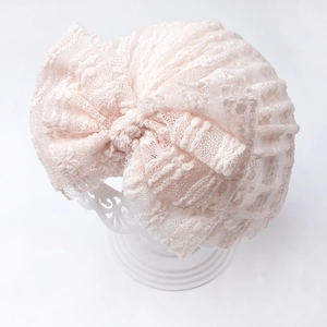 Turbante per neonata in pizzo rosa con morbida rete e un grande fiocco decorativo
