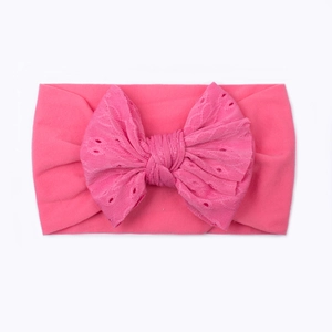 Bandeau élastique rose vif pour bébé avec un grand nœud en dentelle texturée