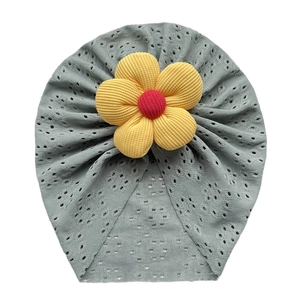 Turbante neonato traspirante verde salvia con un grande ornamento di fiori gialli 3D