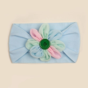 Dettaglio della fascia per neonati in nylon blu con fiore in tessuto colorato e bottone