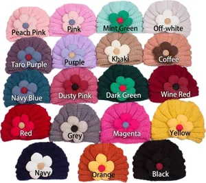 Dettaglio di cappelli per neonati in maglia con grandi fiori decorativi in tessuto 3D