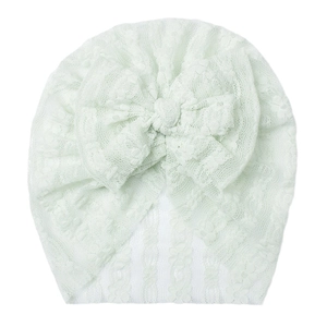 Cappellino neonato in pizzo verde menta con grande fiocco e ricami floreali traspiranti