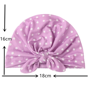 Détail du bonnet turban bébé violet à pois montrant les dimensions 18 cm de large et 16 cm de haut