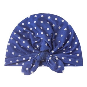 Bonnet bleu roi pour bébé à pois blancs avec nœud mignon et texture plissée douce